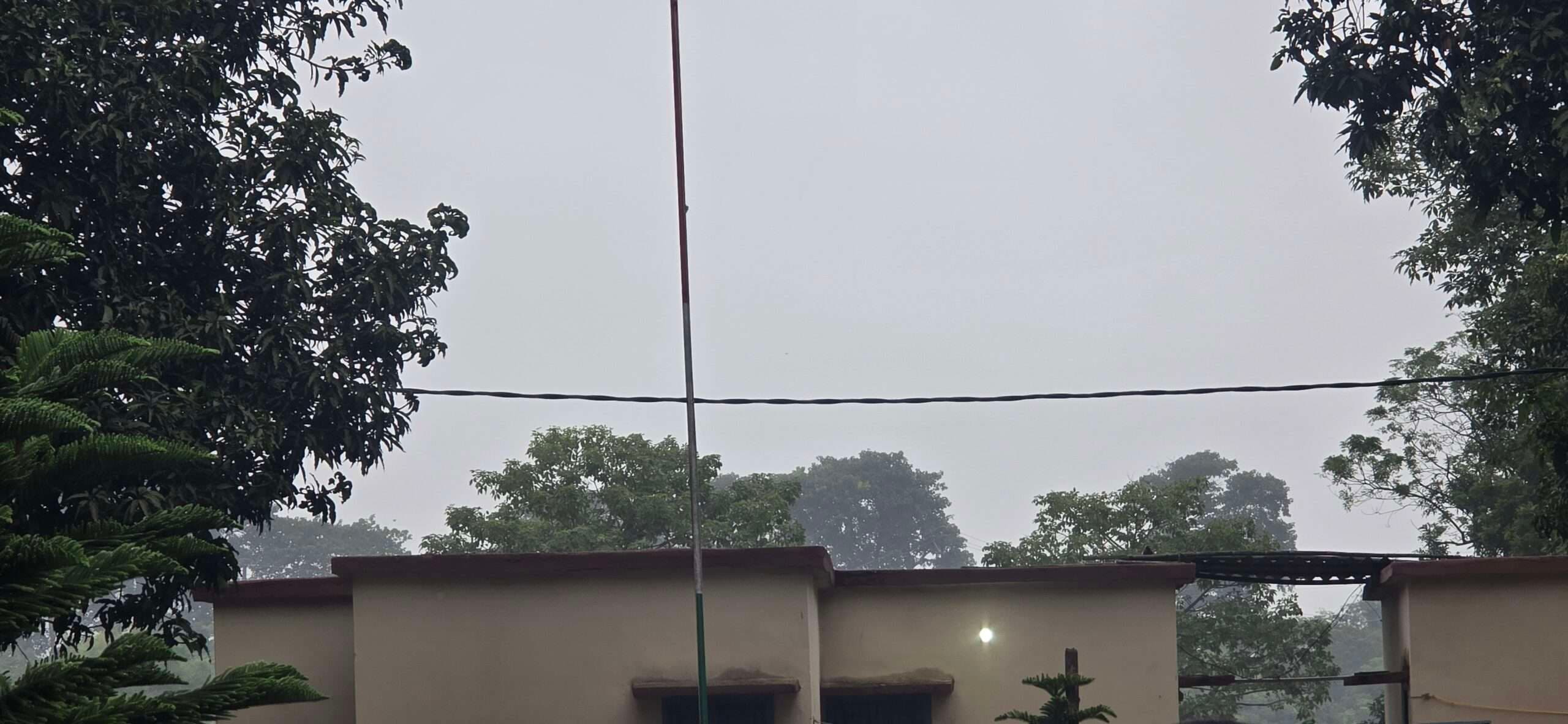 बारिश से तापमान में आयी गिरावट, लोगों की परेशानी बढ़ी, घरों में दुबकने को मजबूर