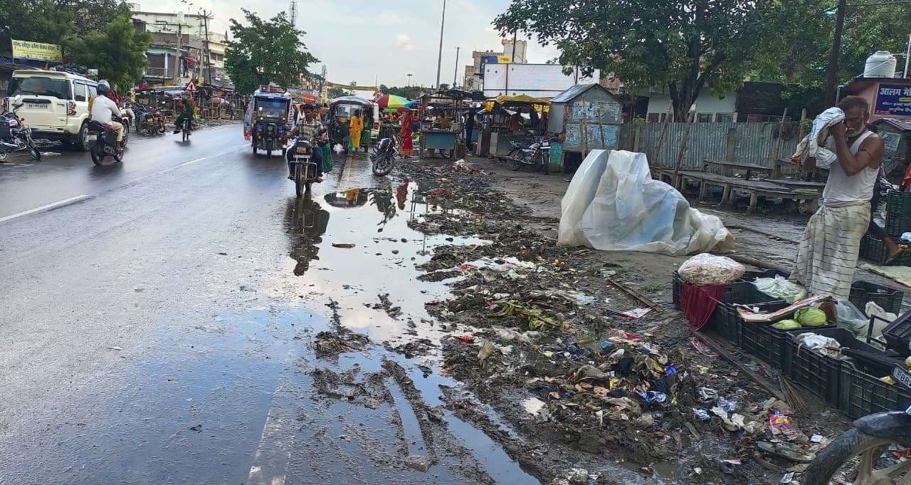 प्रखंड मुख्यालय में फैले कचरे से लोग परेशान