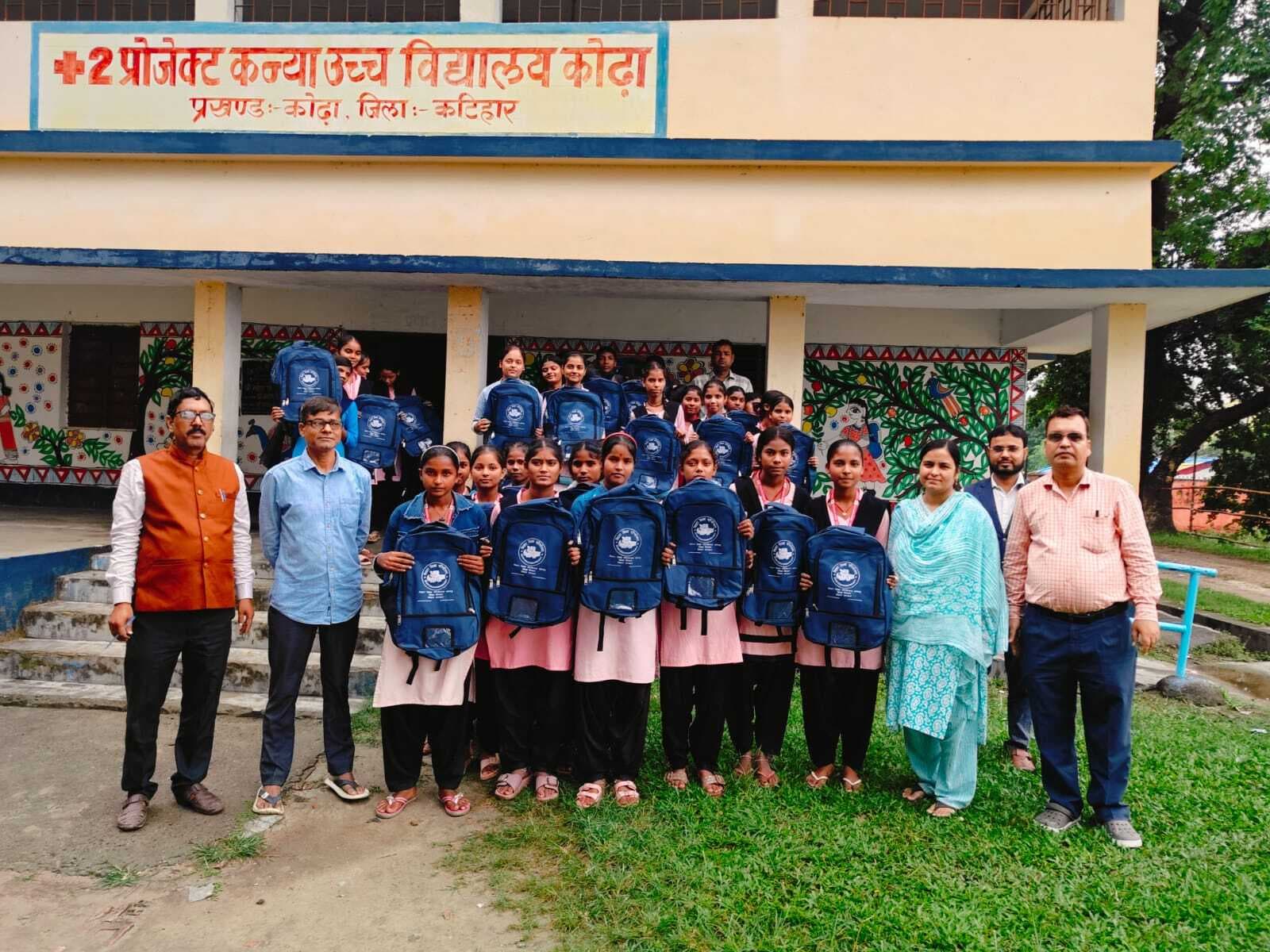 प्रोजेक्ट कन्या उवि कोढ़ा में एफएलएन किट का वितरण