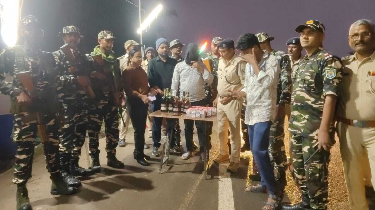 जांच के दौरान यात्री बस से शराब बरामद, एक तस्कर गिरफ्तार