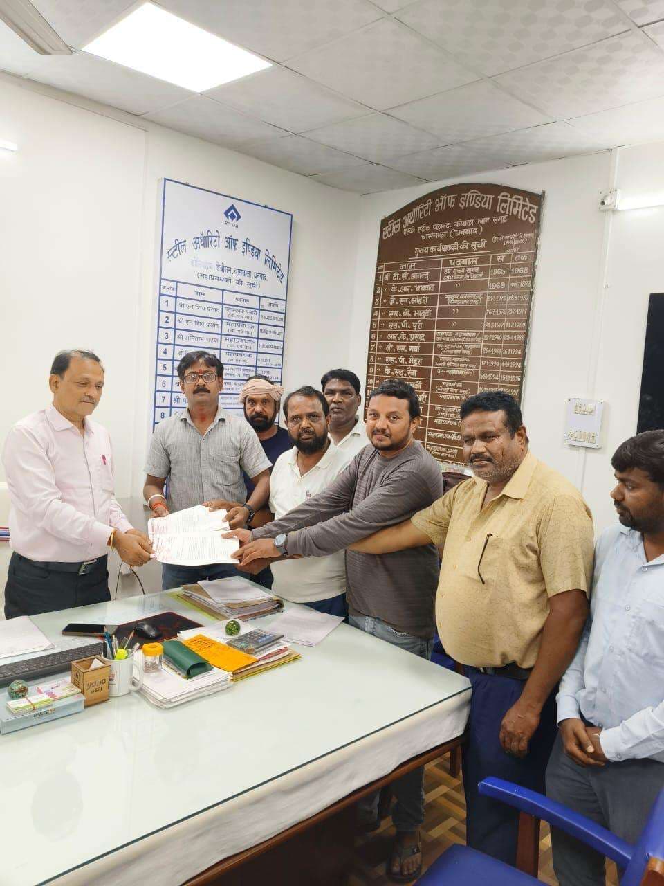 Dhanbad News : यूकोवयू ने सेल चासनाला जीएम कार्यालय में किया प्रदर्शन