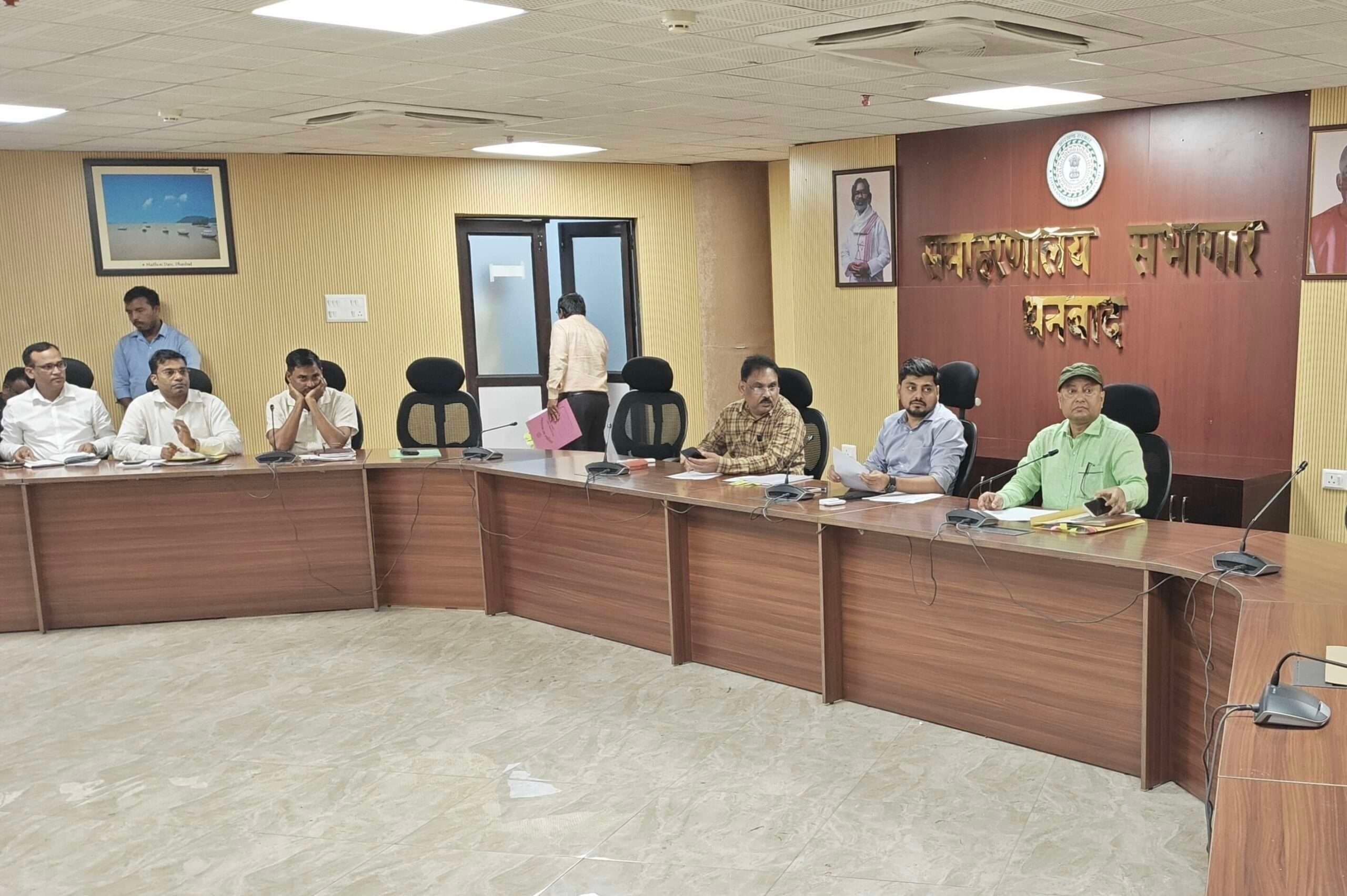 Dhanbad News: राज्य स्थापना दिवस पर होने वाले कार्यक्रमों की समय पर करें तैयारी : डीसी