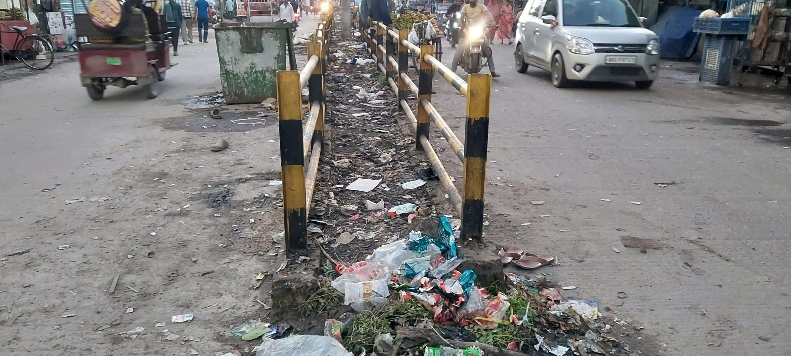 शहर का न्यू मार्केट रोड डिवाइडर बना कचरा फेंकने का सेफ जोन