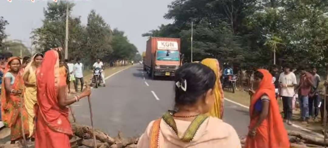 Dhanbad News : चार साल के बच्चे को वाहन ने मारा धक्का, मुआवजे को ले सड़क जाम