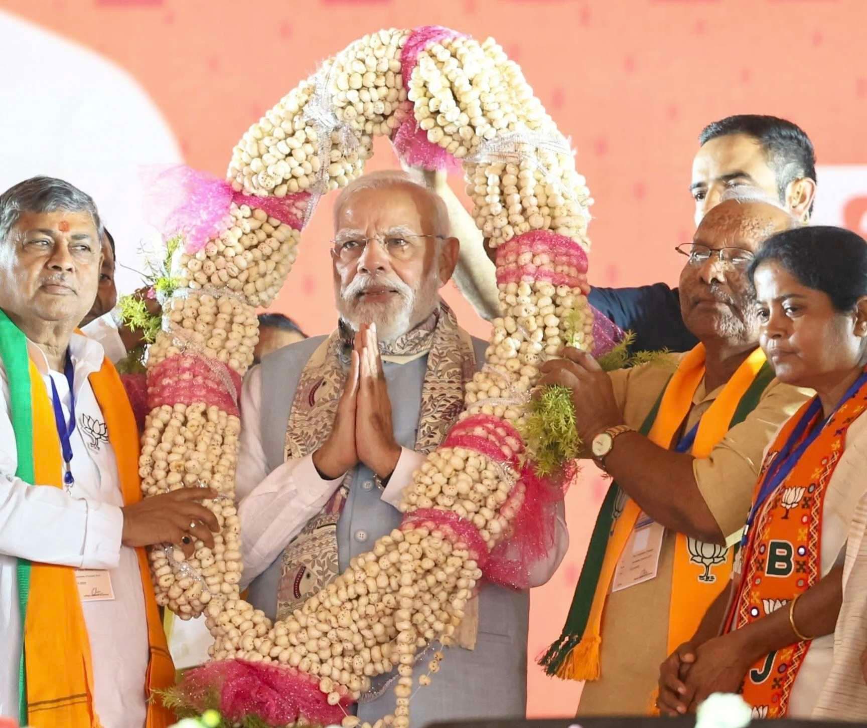 कटिहार विधानसभा चुनाव 2025: प्रधानमंत्री नरेंद्र मोदी की सभा में लोग अलग-अलग भेष भूषा में सुनने पहुंचे