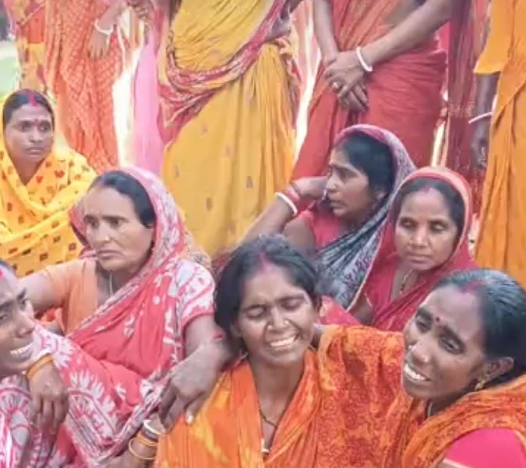 नाव पलटने से पांच लोग डूबे, चार ने तैरकर बचायी जान, एक महिला लापता