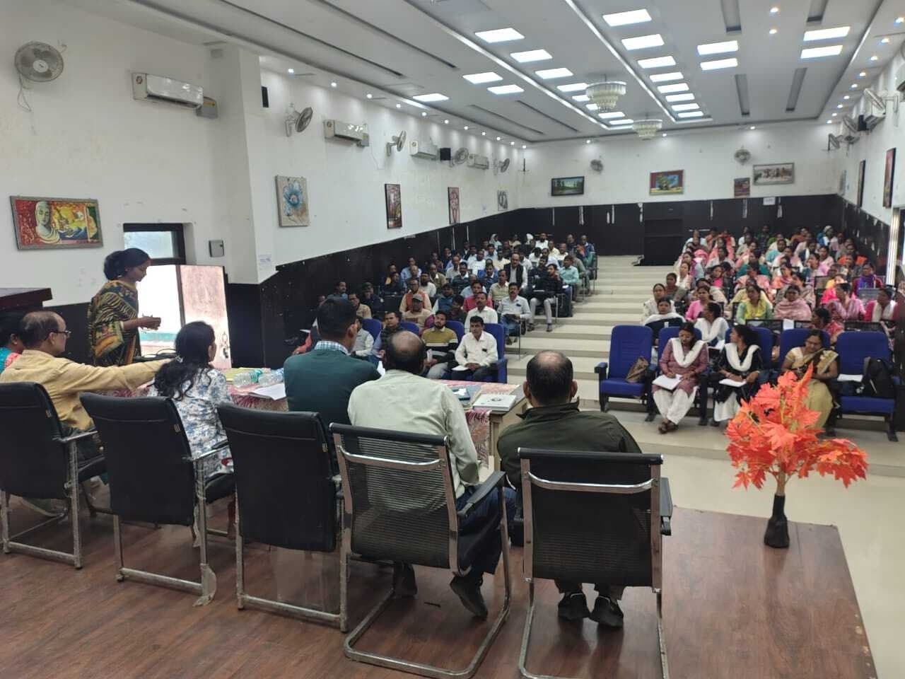 स्कूलों में मेनू के आधार पर मध्याह्न भोजन नियमित रूप से दें