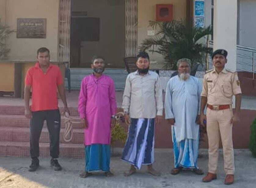 कट्टे के साथ तीन लोगों को गिरफ्तार कर पुलिस ने भेजा जेल