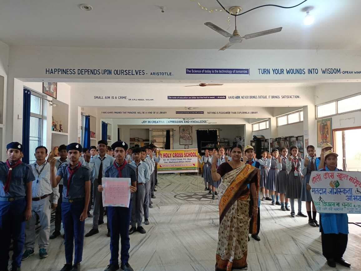 वोट डालने जाना है अपना फर्ज निभाना है