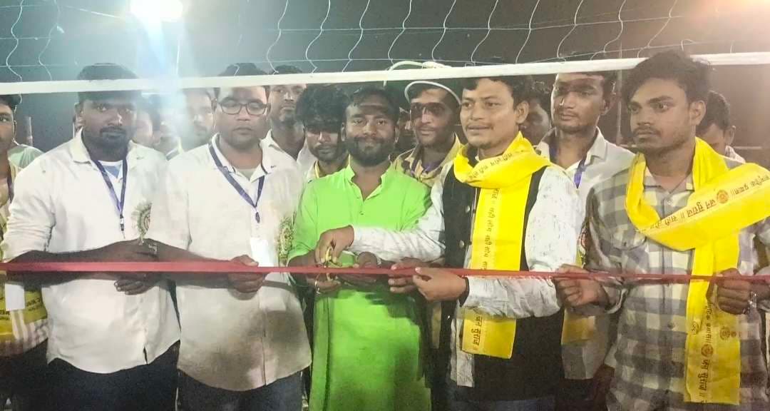 एक दिवसीय डे-नाइट वॉलीबॉल टूर्नामेंट का आयोजन, 16 टीमों ने लिया हिस्सा