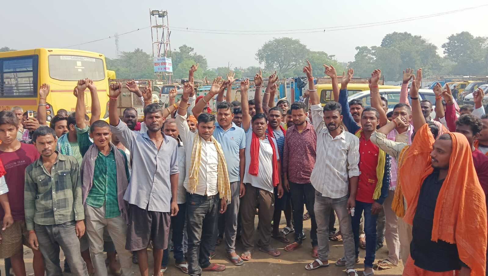 एमवीआई पर मारपीट का आरोप लगा वाहन चालकों ने किया प्रदर्शन