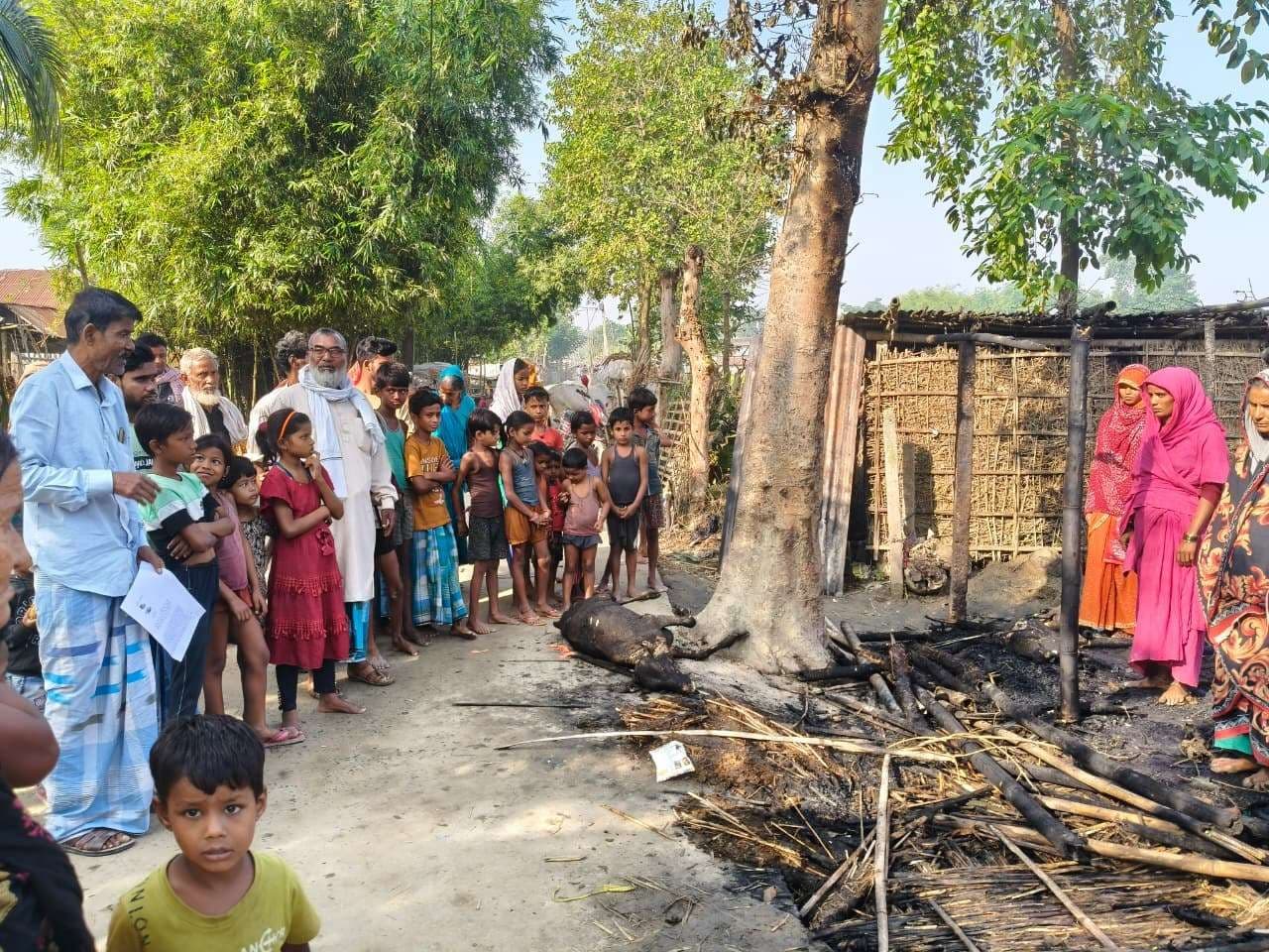 मुकर्री में आग लगने से तीन परिवारों का घर जलकर राख