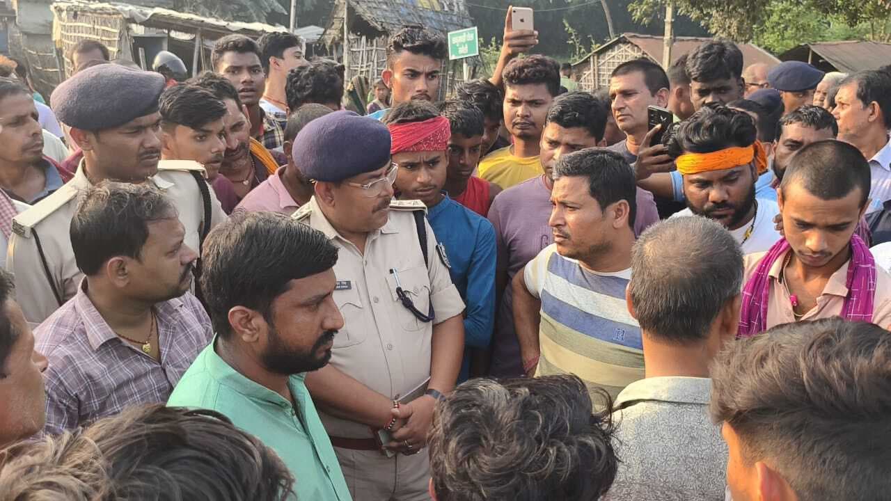 ठाकुरबाड़ी टोला का चार वर्षीय बालक कृष्णा लापता, 36 घंटे बाद भी पतानहीं, परिजनों ने किया प्रदर्शन