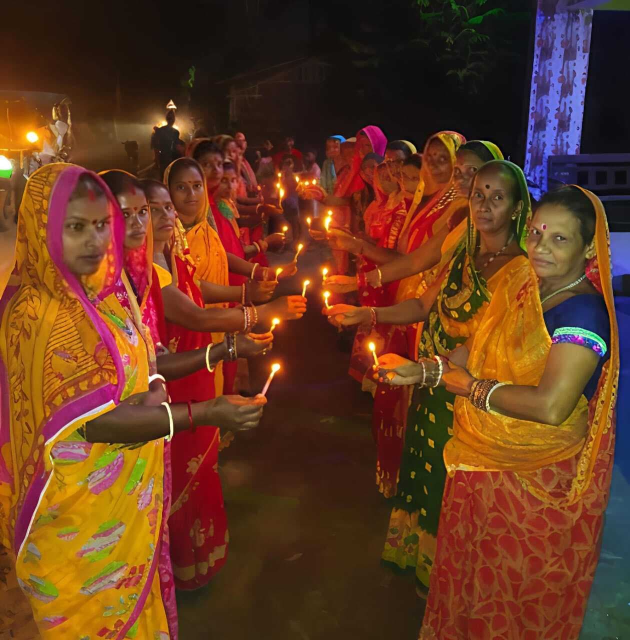 जीविका दीदियां रचनात्मक कार्यक्रम से मतदाताओं को कर रहीं प्रेरित