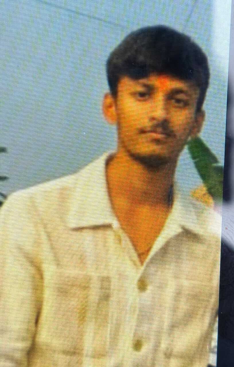 Dhanbad News : भाई की सलामती के लिए प्रार्थना कर रही हैं सुमित की बहनें