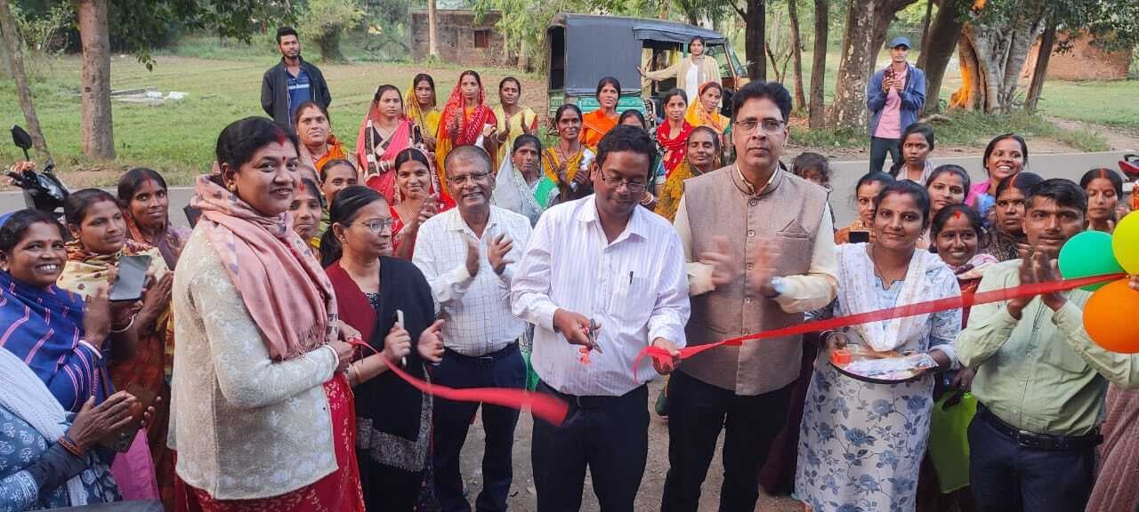 किसानों के बीच बीज का वितरण