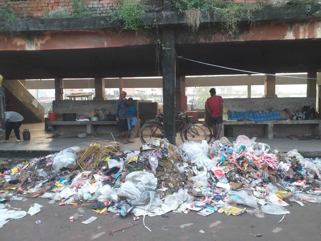 शहर में सफाई व्यवस्था की हालत खास्ता, हर तरफ कूड़े कचरे का अंबार