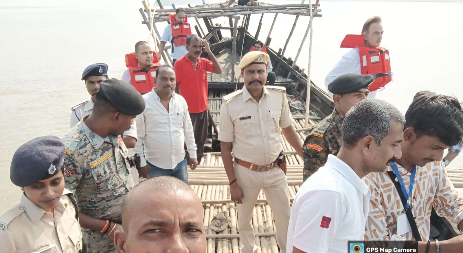 चुनाव आब्जर्वर ने कोसी नदी में नाव से भम्रण कर लिया जायजा