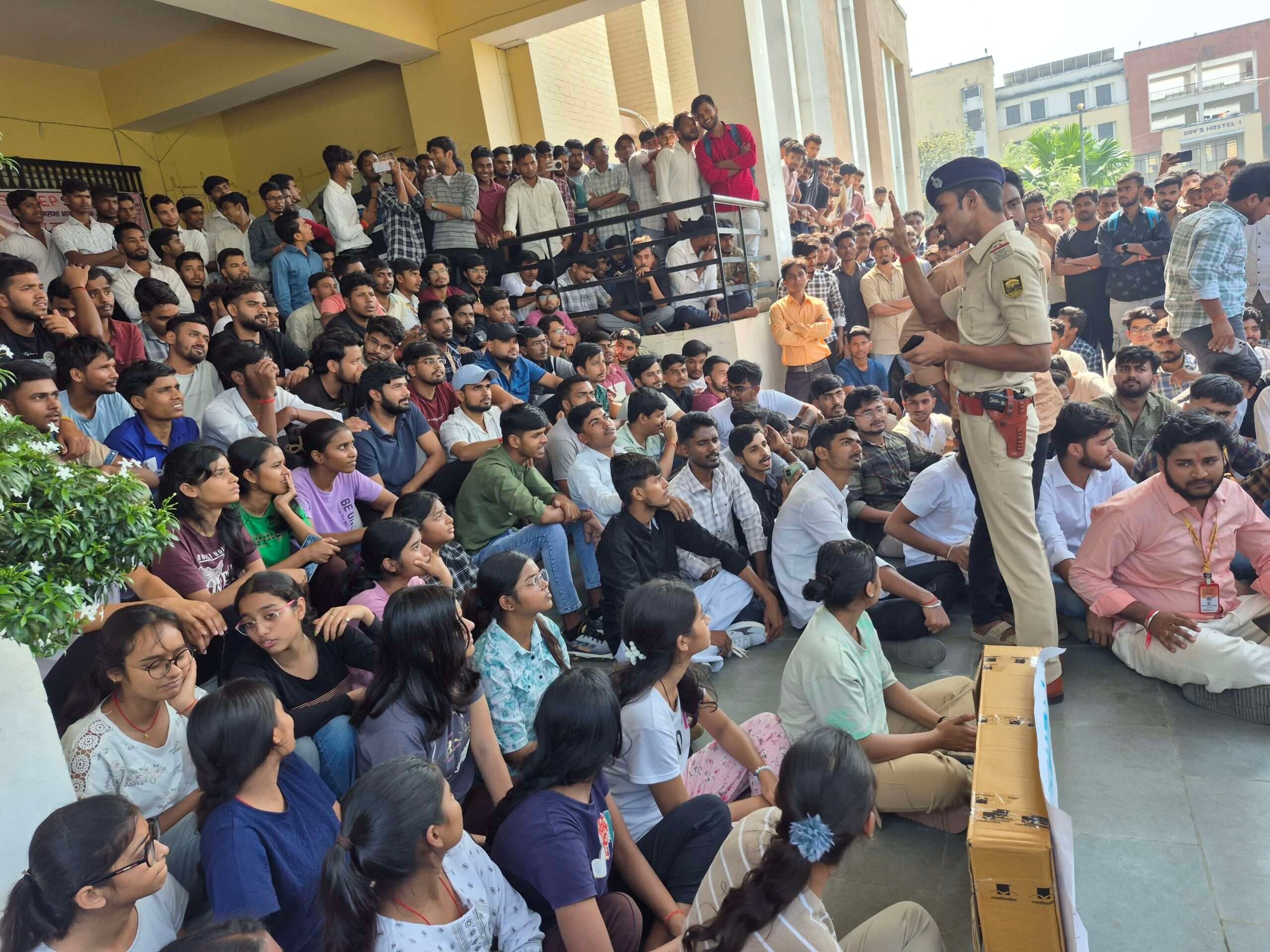 प्रधानाचार्य के मनमानी को लेकर सहरसा इंजीनियरिंग कॉलेज के बच्चों ने किया प्रदर्शन