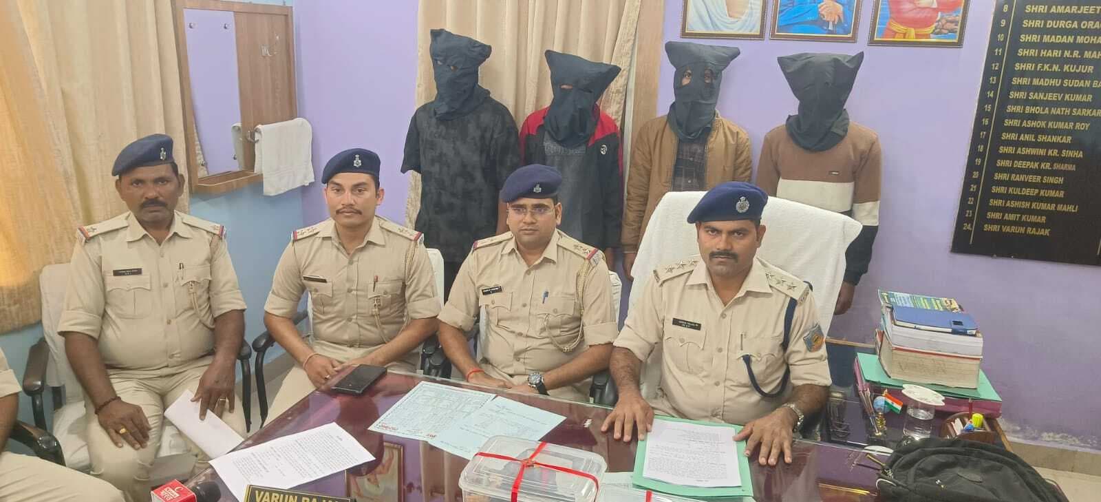 व्यापारी से लूट मामले के चार आरोपी गिरफ्तार