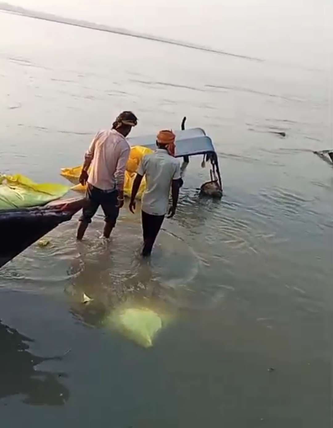 नदी में डूबा खाद लदा ट्रैक्टर, नाव पलटने से मची अफरा-तफरी