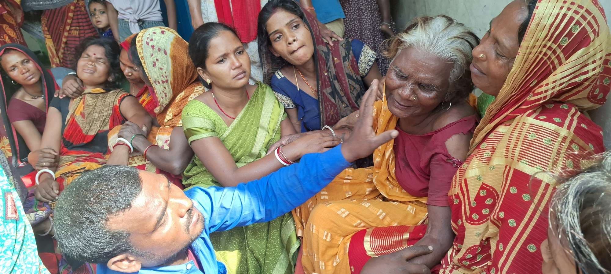 युवक का शव गांव पहुंचते ही परिजनों के चित्कार से मचा कोहराम