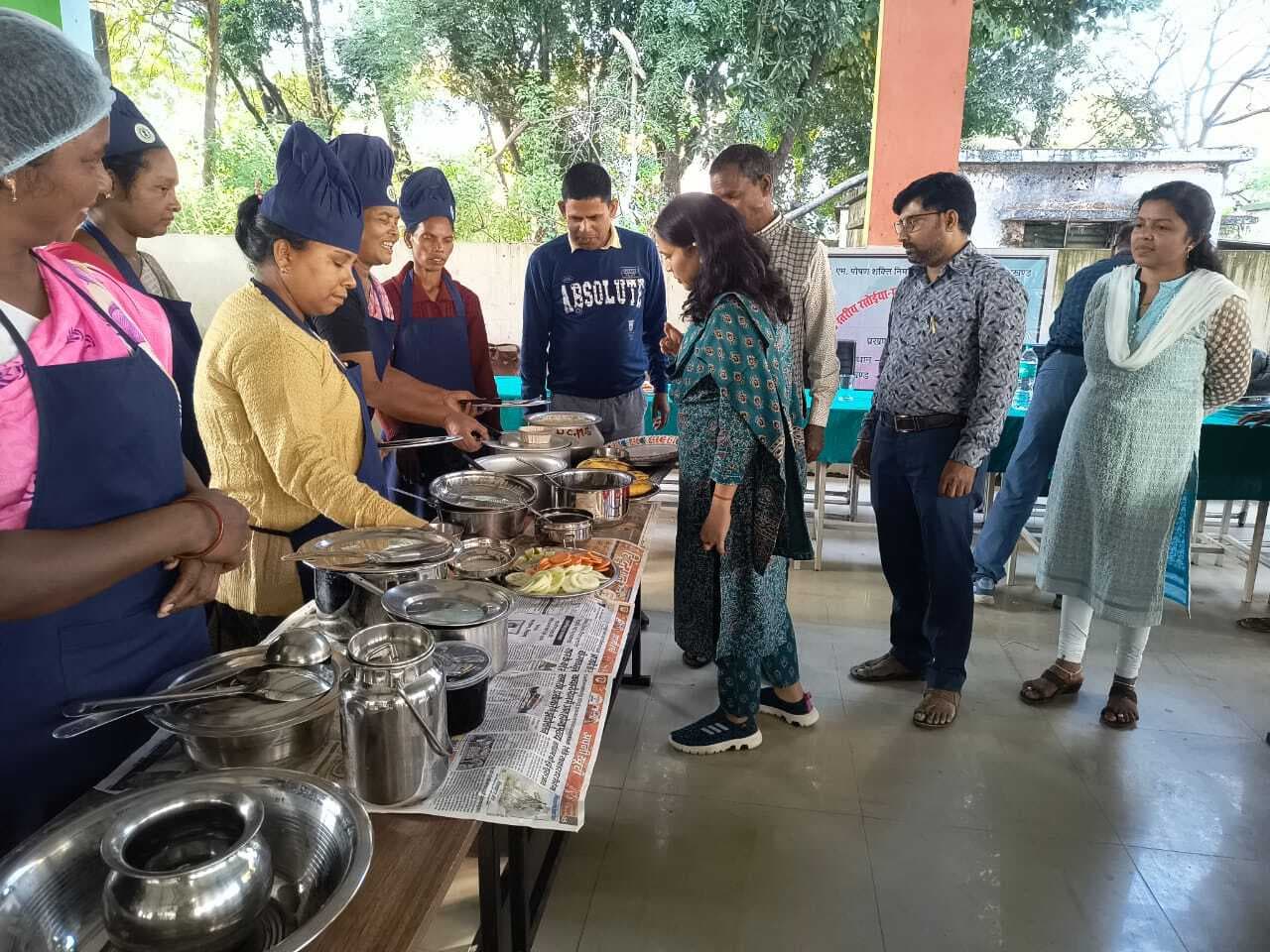 स्कूल में हमेशा स्वादिष्ट भोजन तैयार करें : डीइओ