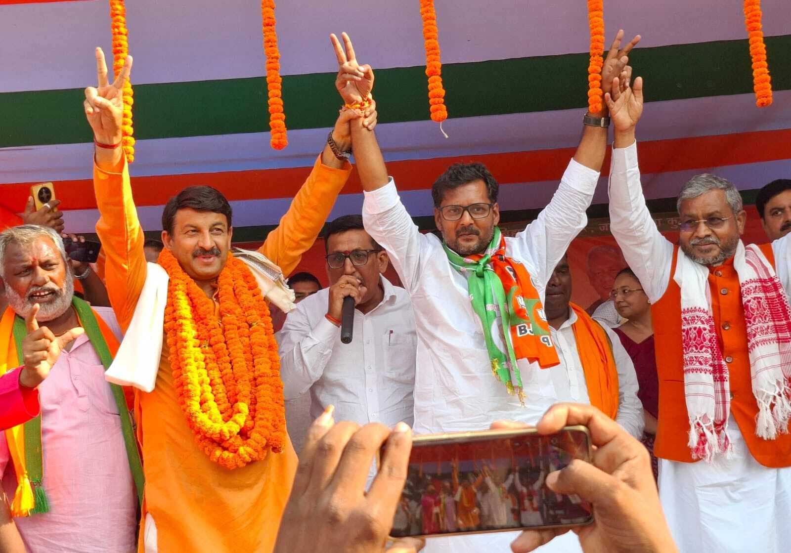 मनोज तिवारी व बाबूलाल मरांडी ने मनिहारी के कालीगंज में चुनावी जनसभा को किया संबोधित