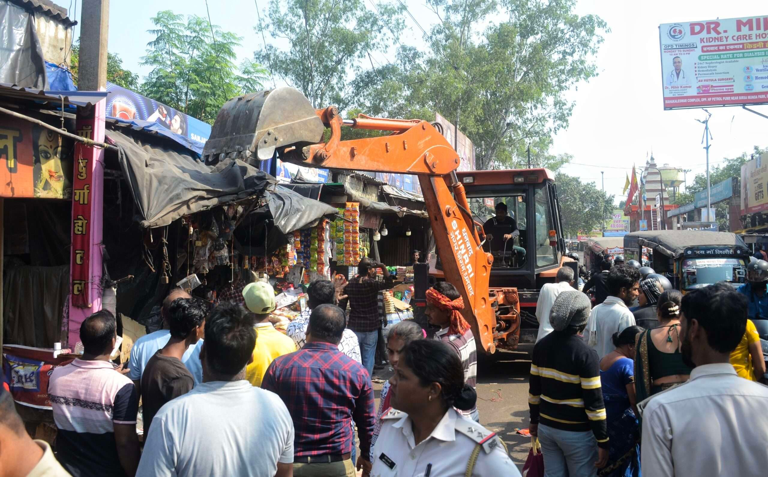 Dhanbad News: अभियान चलाकर स्टेशन रोड से हटाया गया अतिक्रमण