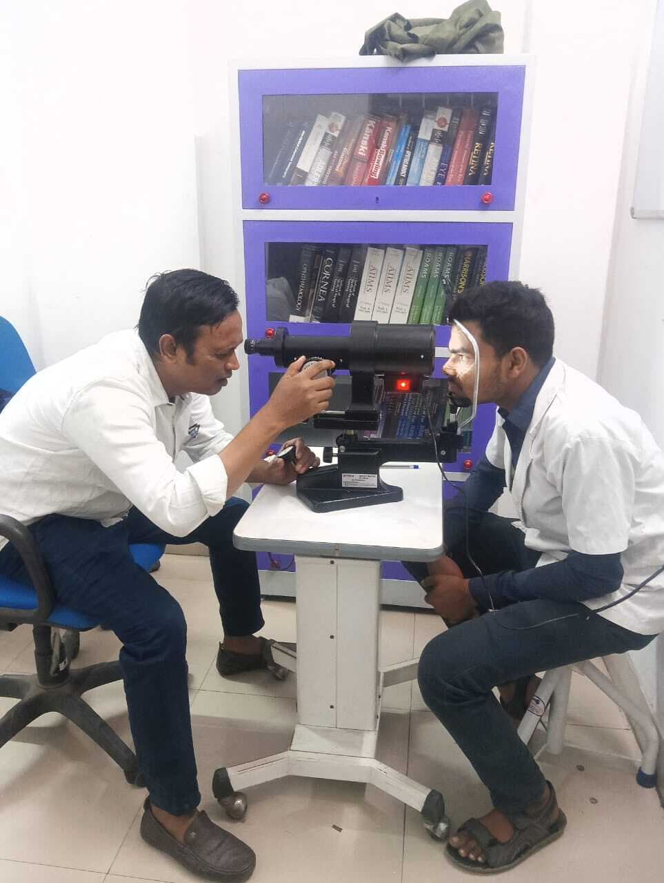 Dhanbad News : एसएनएमएमसीएच : नेत्र विभाग में एआरके व मैनुअल केरेटोमीटर मशीन से होगी आंखों की जांच