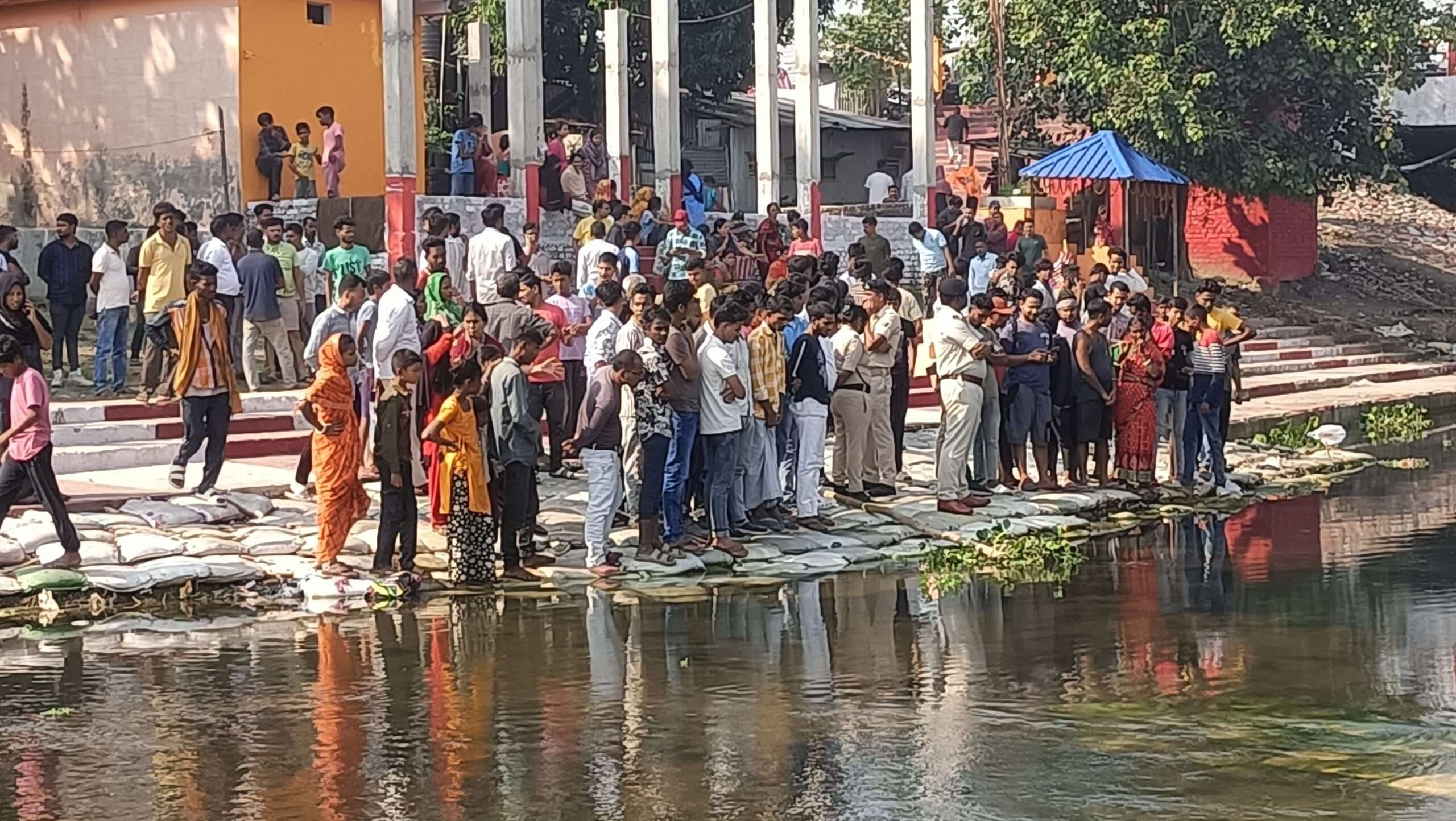 रमजान नदी में उपलाता मिला महिला का शव, इलाके में सनसनी