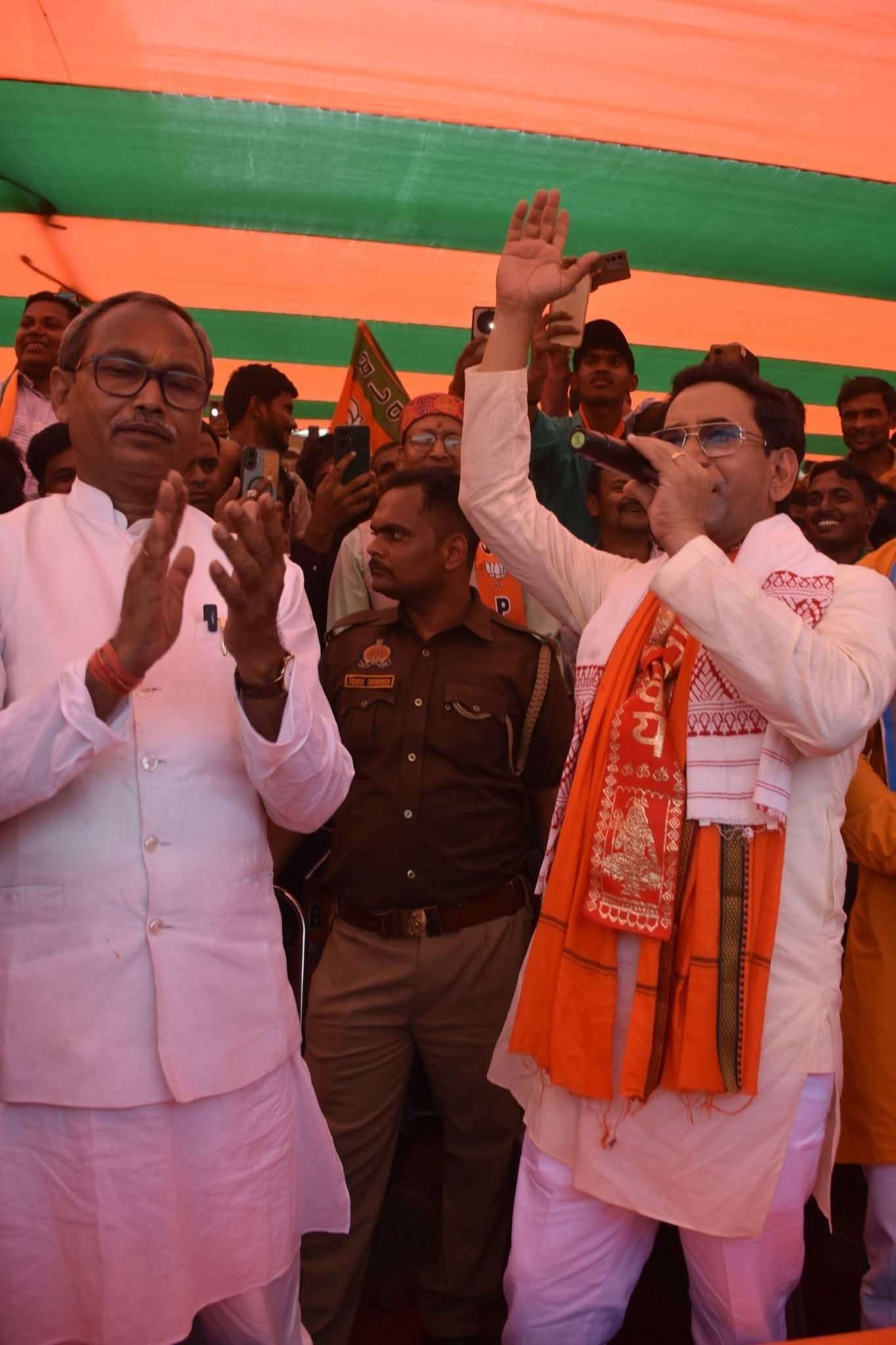 भोजपुरी सुपर स्टार निरहुआ ने जदयू प्रत्याशी के लिए मांगा वोट