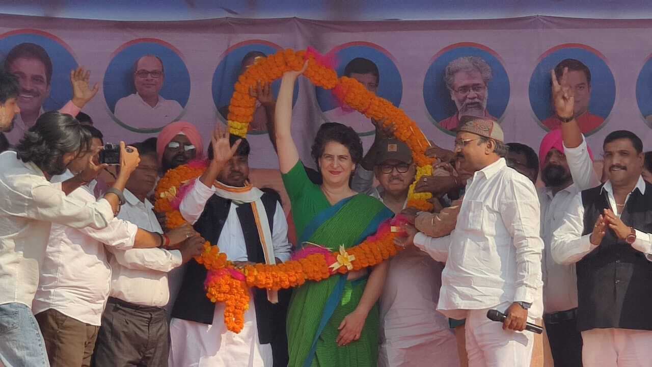 किसानों की कर्ज माफी नहीं होती पर अडानी-अंबानी के लाखों करोड़ हुए माफ, प्रियंका