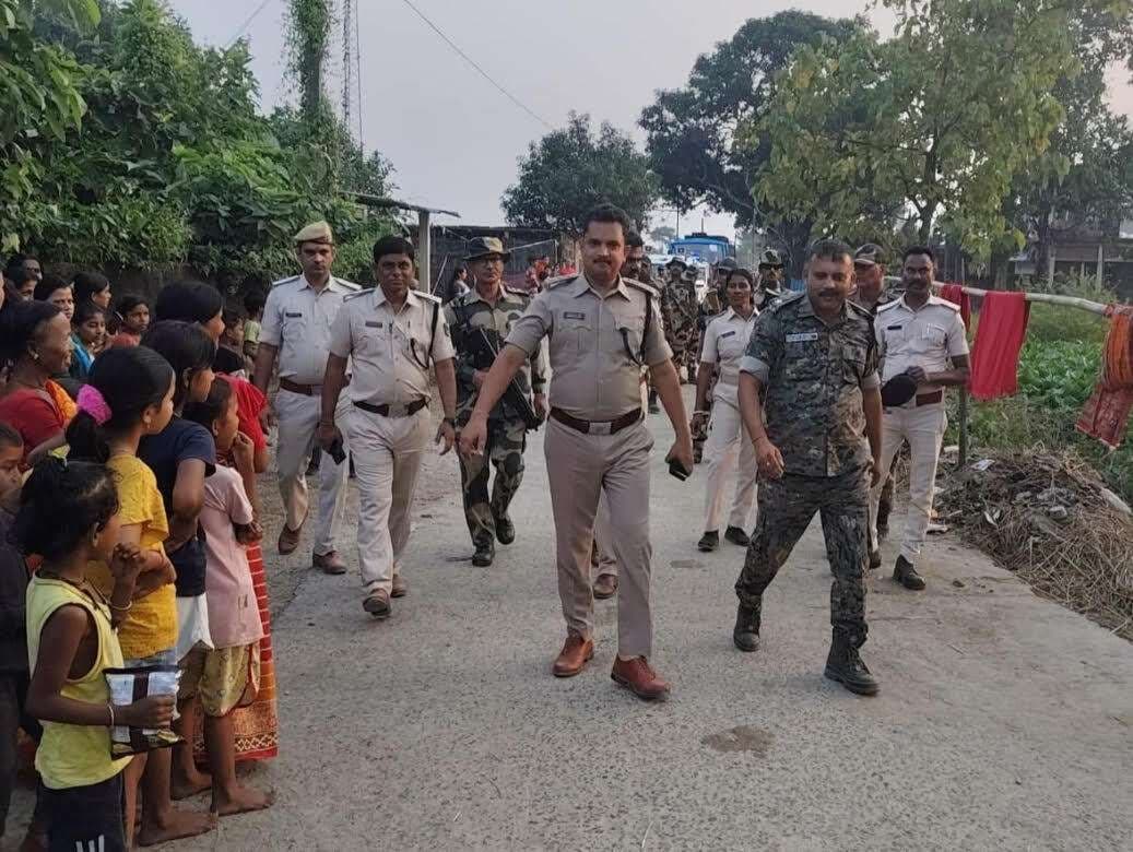 पोठिया पुलिस व अर्द्धसैनिक बल के जवानों ने निकाला फ्लैग मार्च