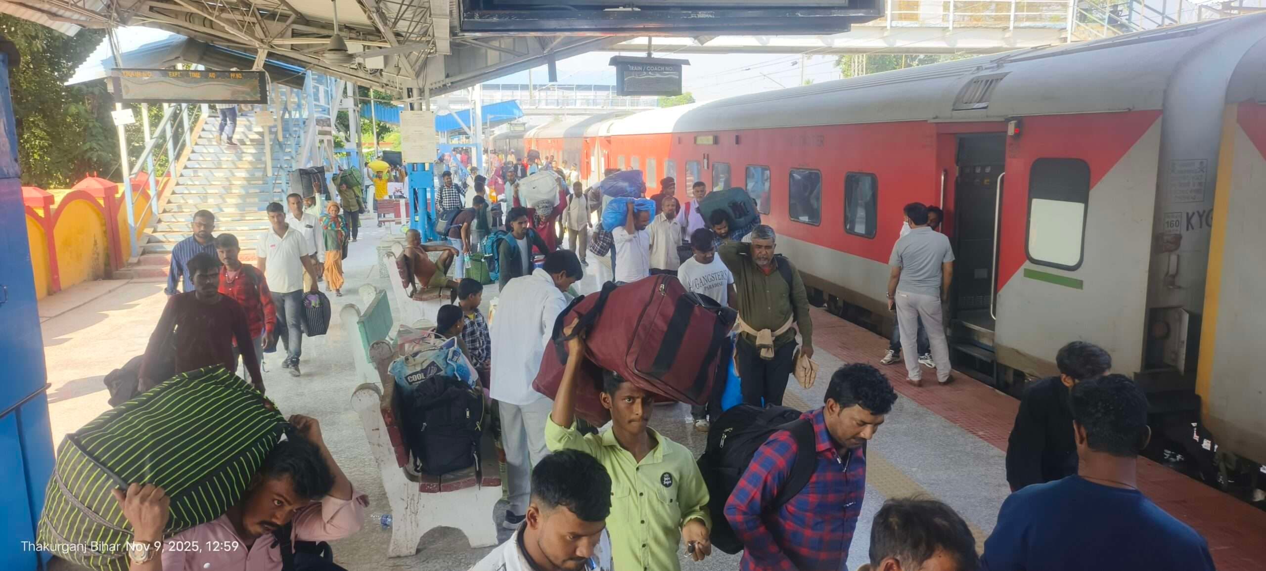 मतदान के लिए सैकड़ों किमी दूरी से पहुंच रहे प्रवासी मजदूर