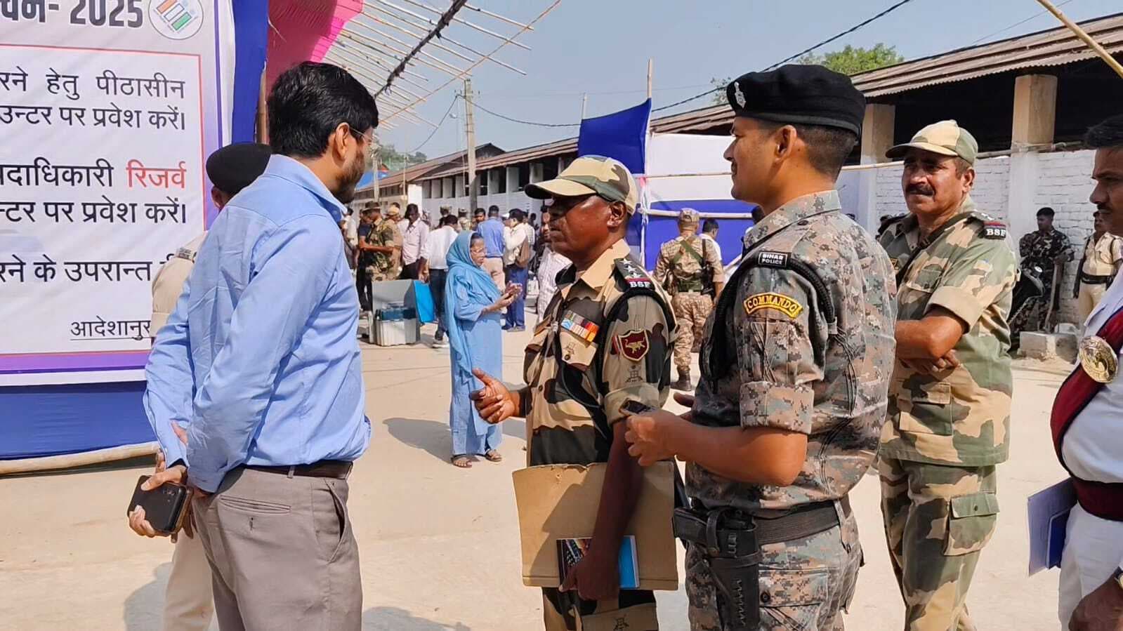 विधानसभा चुनाव: सुरक्षा घेरे में पोलिंग पार्टी को ईवीएम व मतदान सामग्री के साथ किया रवाना