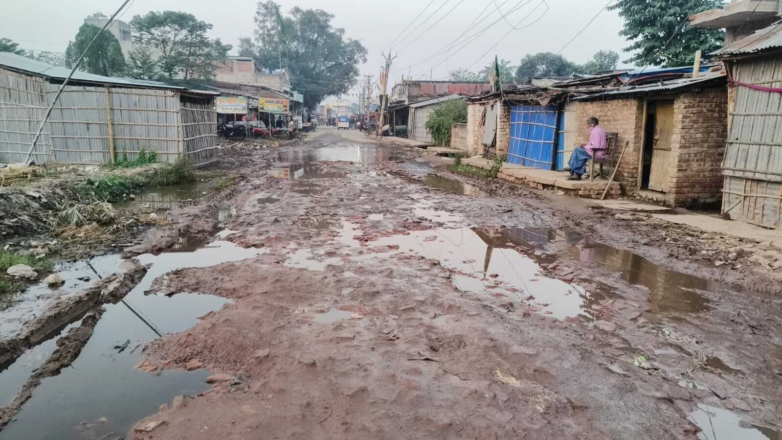 शास्त्री चौक से लेकर थाना रोड जाने वाली सड़क पर जमा है नाले का पानी