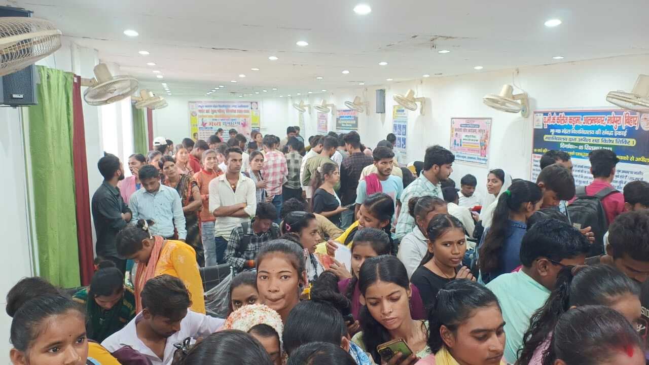माय भारत पोर्टल में पंजीकरण कराने को लेकर यूवीके कॉलेज कडामा में छात्र-छात्राओं की उमड़ी भीड़