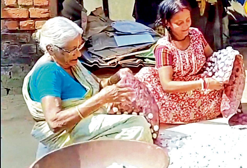 दुर्गापुर : 40 वर्षों से घरों तक पहुंचा रही हैं हाथ से बनी दाल की बड़ी