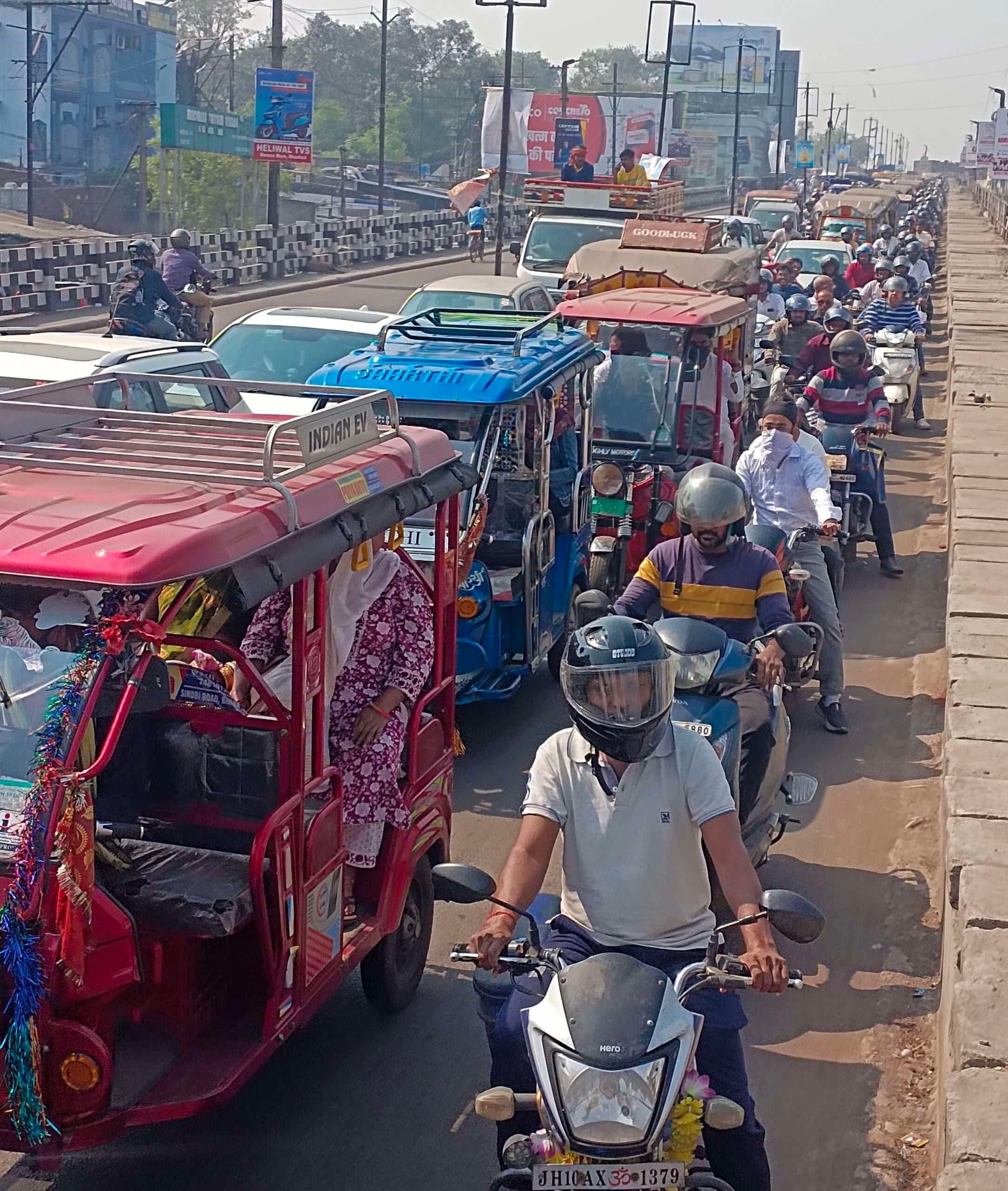 Dhanbad News: बैंक मोड़ से श्रमिक चौक के जाम में घंटों रेंगते रहे वाहन, स्कूल बसें और एंबुलेंस फंसीं