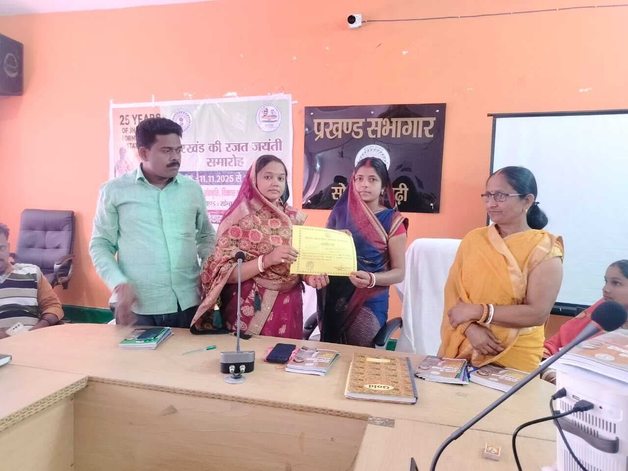 झारखंड <bha>@</bha> 25 : मजदूरों को प्रशस्ति पत्र देकर किया सम्मानित