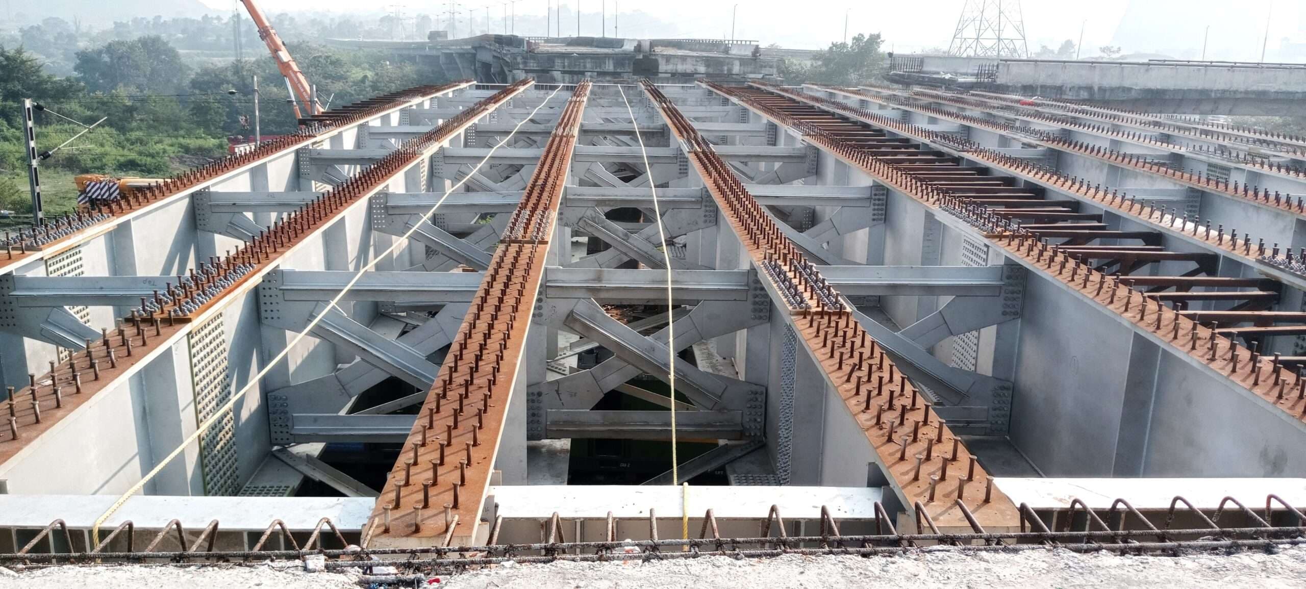 Bokaro News : रेल लाइन के निर्माणाधीन ओवरब्रिज पर चढ़ाये गये 10 गार्टर