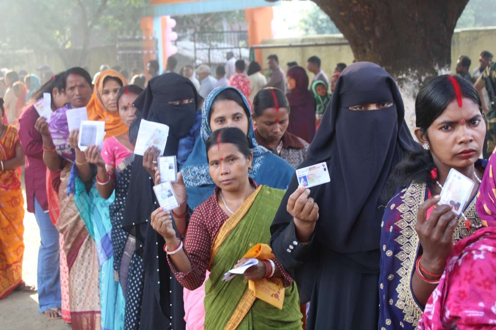 ठाकुरगंज विस क्षेत्र में मतदाताओं ने बढ़-चढ़ किया मतदान
