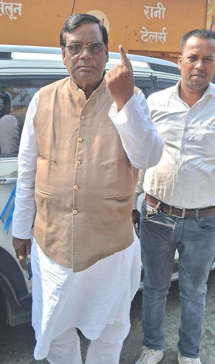 Bhagalpur news 12 प्रत्याशियों का भाग्य ईवीएम में बंद