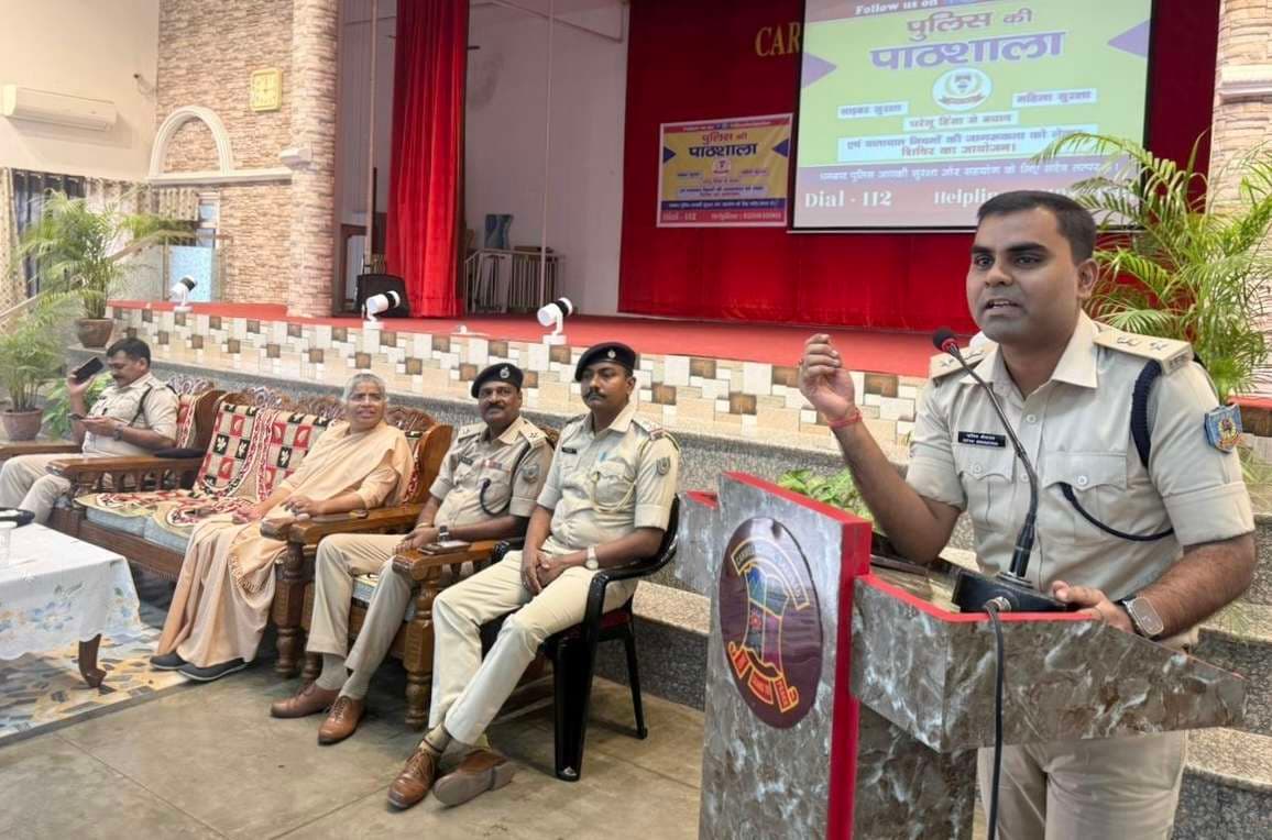 Dhanbad News: छात्राओं को साइबर, सड़क सुरक्षा व कानून की दी जानकारी