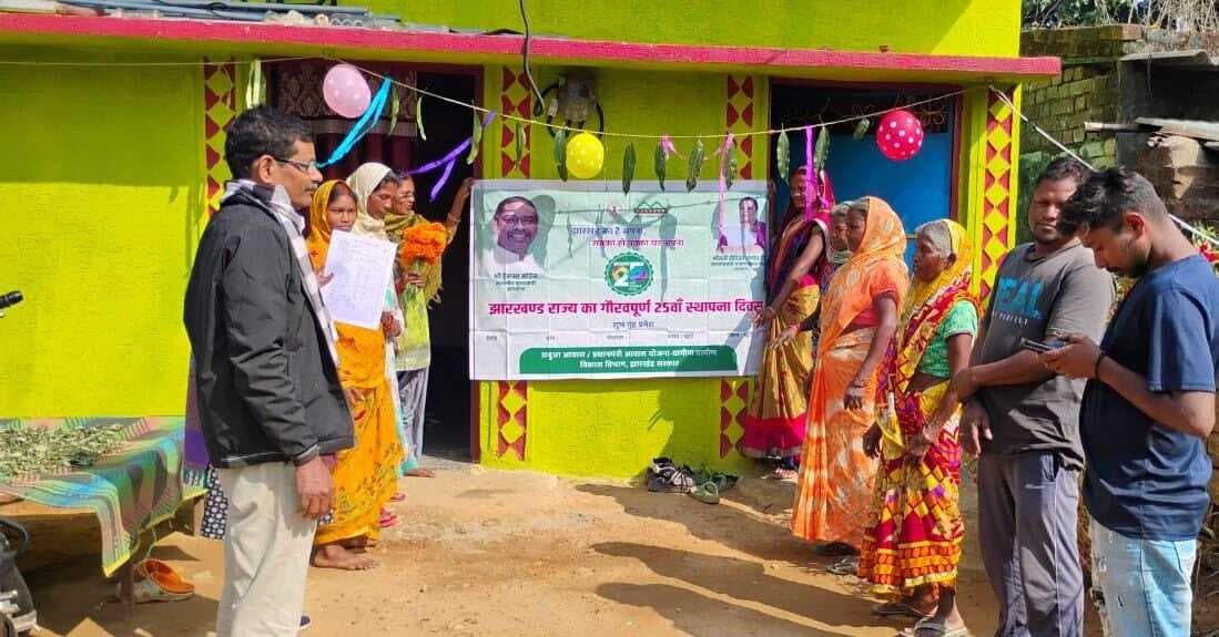 आवास योजना के लाभुकों ने किया गृह प्रवेश