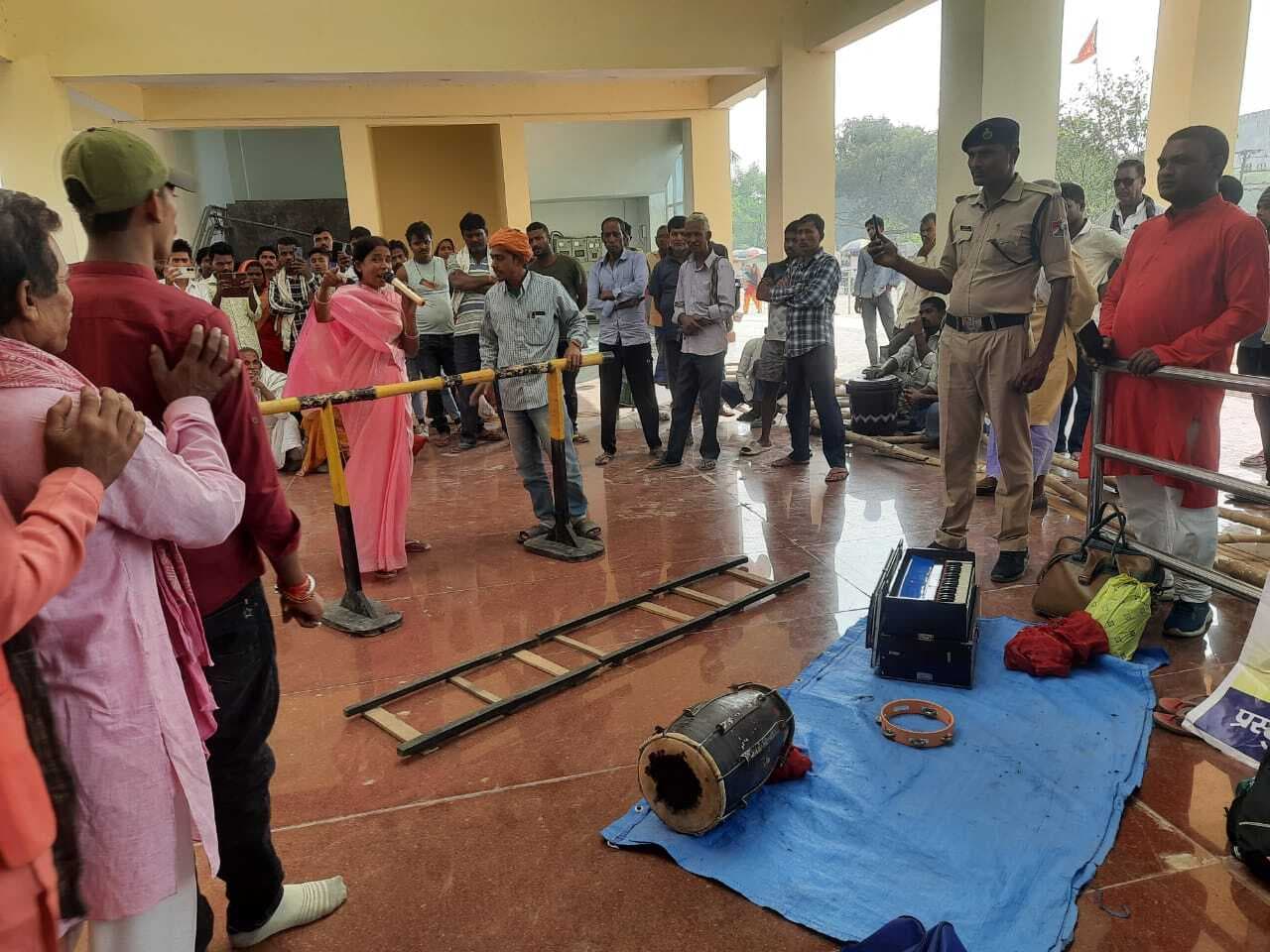 रेल सुरक्षा को लेकर यात्रियों को किया गया जागरूक