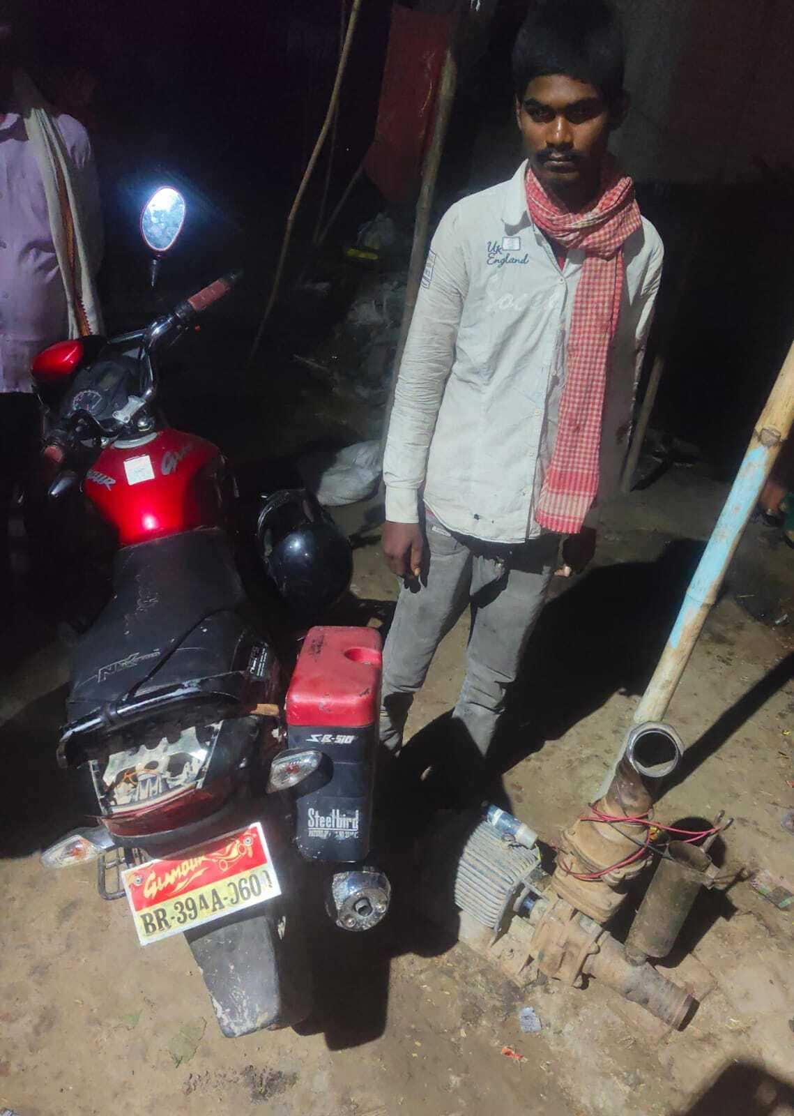 कोढ़ा पुलिस ने चोरी की बाइक व मोटर के साथ चोर को किया गिरफ्तार