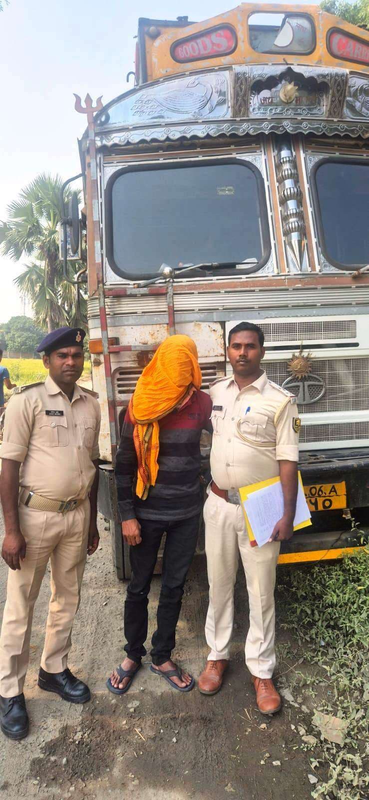 चोरी के ट्रक के साथ सिंहभूम से शातिर गिरफ्तार