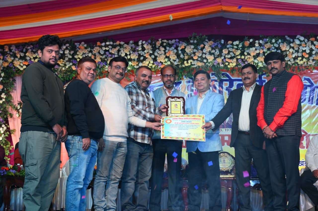 Dhanbad News: डेकोरेटर्स एसोसिएशन ने 80 पूजा समितियों को किया सम्मानित